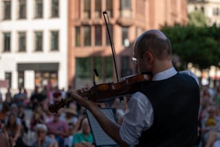 Ansicht einer Geige vor dem Publikum